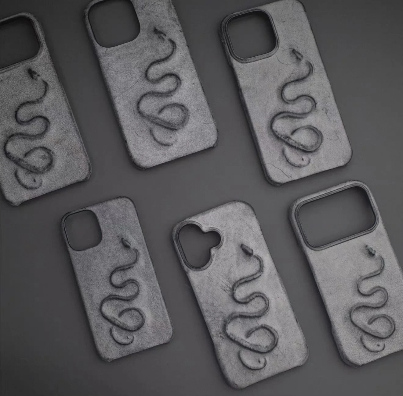 Three-dimensional snake-shaped relief embossed creative leather phone case, suitable for iPhone.
Three-dimensional snake-shaped relief embossed creative leather phone case, suitable for iPhone.