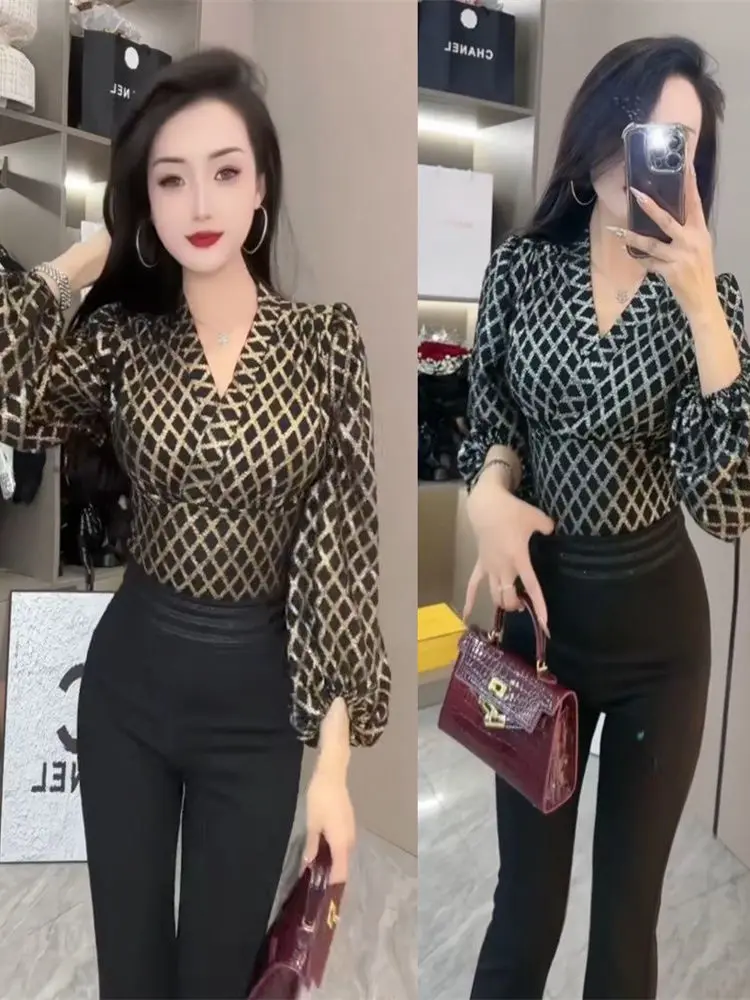 Модная женская футболка Slim Fit с V-образным вырезом и рукавами-фонариками в клетку, весна 2025, корейский стиль, для повседневной носки
Модная женская футболка Slim Fit с V-образным вырезом и рукавами-фонариками в клетку, весна 2025, корейский стиль, для повседневной носки