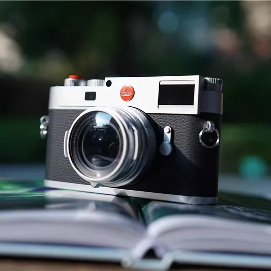 The new M11 Leica model micro-single camera toy model holds the studio showroom props
The new M11 Leica model micro-single camera toy model holds the studio showroom props