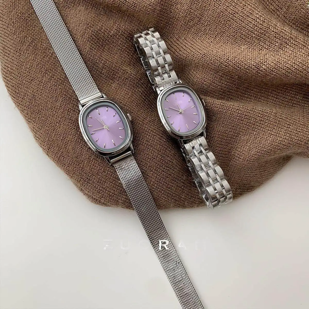 Новые женские кварцевые часы с овальным фиолетовым циферблатом: простые, но элегантные, универсальные и роскошные. Высококачественный наручный аксессуар для женщин.
Новые женские кварцевые часы с овальным фиолетовым циферблатом: простые, но элегантные, универсальные и роскошные. Высококачественный наручный аксессуар для женщин.