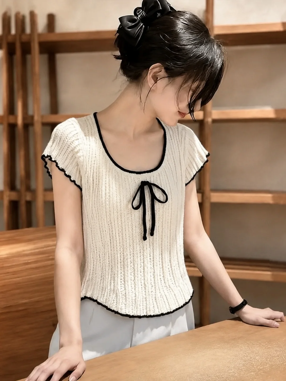 Chic Contrast Color Design Soft Comfortable Ice Silk Knitted Short Sleeve Top Trendy Korean Style Straight Cut Summer Fashion
Chic Contrast Color Design Soft Comfortable Ice Silk Knitted Short Sleeve Top Trendy Korean Style Straight Cut Summer Fashion