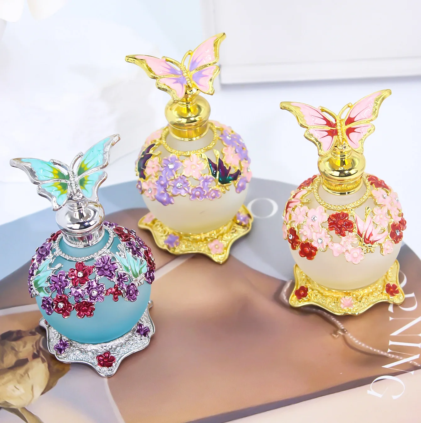 25ml Butterfly Glass Perfume Bottle Dubai Empty Refillable Essential Oil Container Home Wedding Decor Lady's Gift
25ml Butterfly Glass Perfume Bottle Dubai Empty Refillable Essential Oil Container Home Wedding Decor Lady's Gift