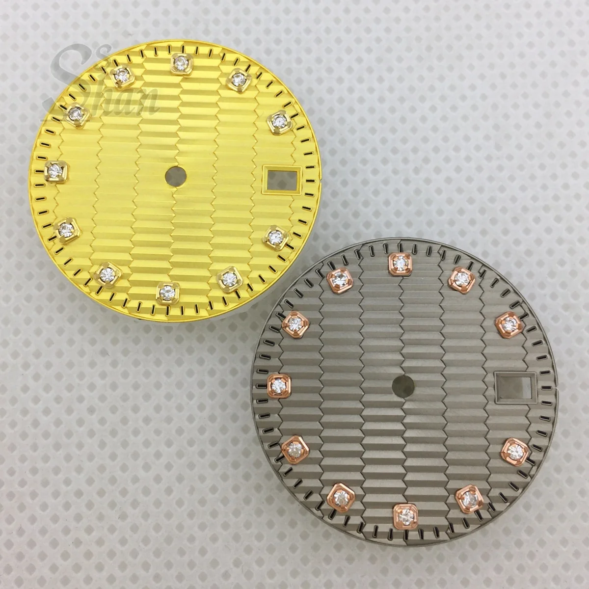 29MM watch dial rose gold/goiden diamond index matched with NH35A/NH36 automatic movement modification accessories.
29MM watch dial rose gold/goiden diamond index matched with NH35A/NH36 automatic movement modification accessories.