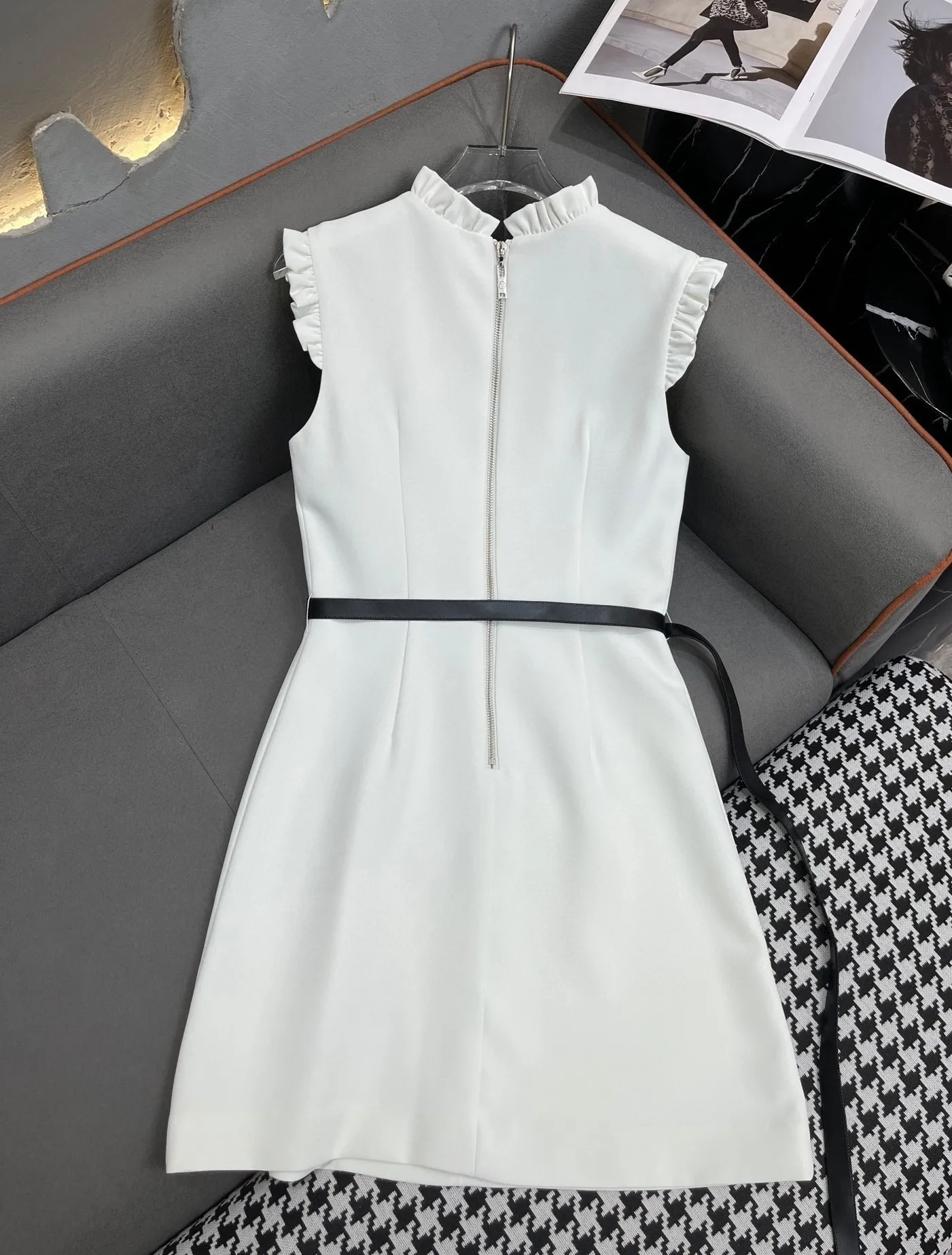Summer new dress ruffled collar wooden ear edge sleeveless design metal chain belt waist dress women mid-length section
Summer new dress ruffled collar wooden ear edge sleeveless design metal chain belt waist dress women mid-length section