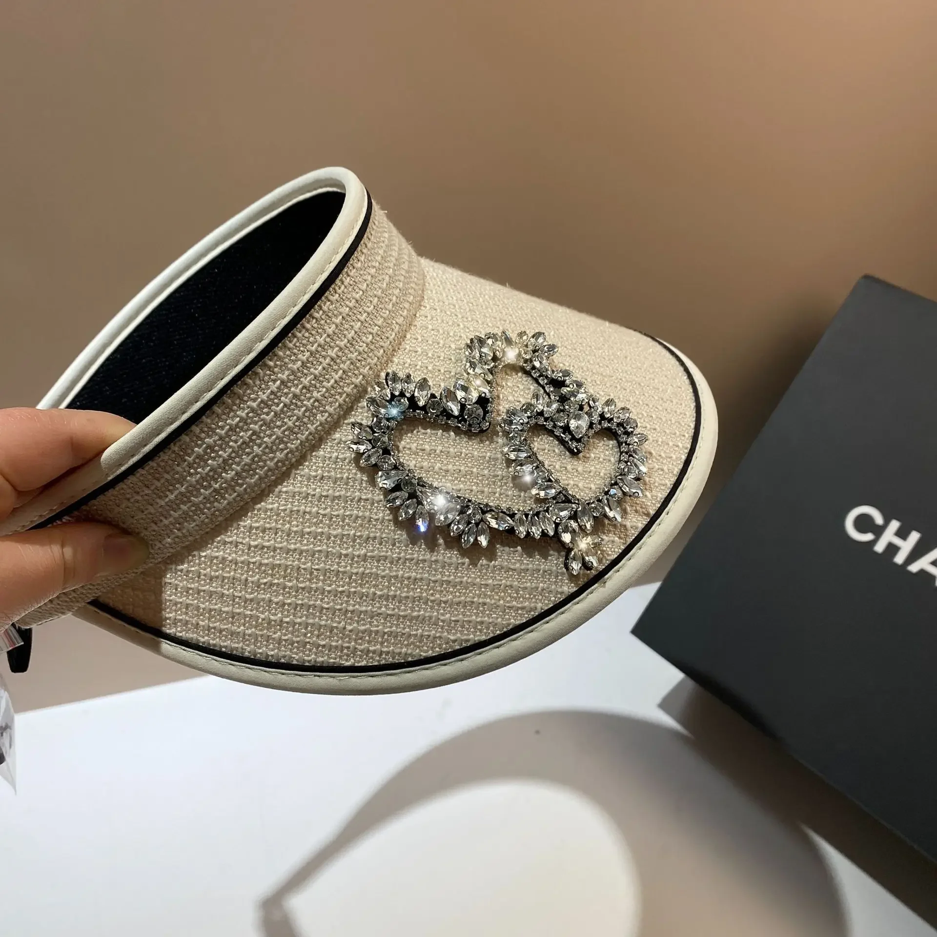 Luxury Rhinestone Heart Sun Hats Women Sunscreen Sunshade Empty Top Hat Large Brim UV Protection Travel Beach Panama Cap
Luxury Rhinestone Heart Sun Hats Women Sunscreen Sunshade Empty Top Hat Large Brim UV Protection Travel Beach Panama Cap