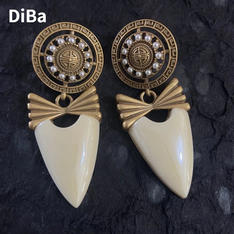 Retro Jewelry Exaggerative European and American Design Metal Earrings Elegant Temperament Delicate 2025 Trend New Accessories
Retro Jewelry Exaggerative European and American Design Metal Earrings Elegant Temperament Delicate 2025 Trend New Accessories