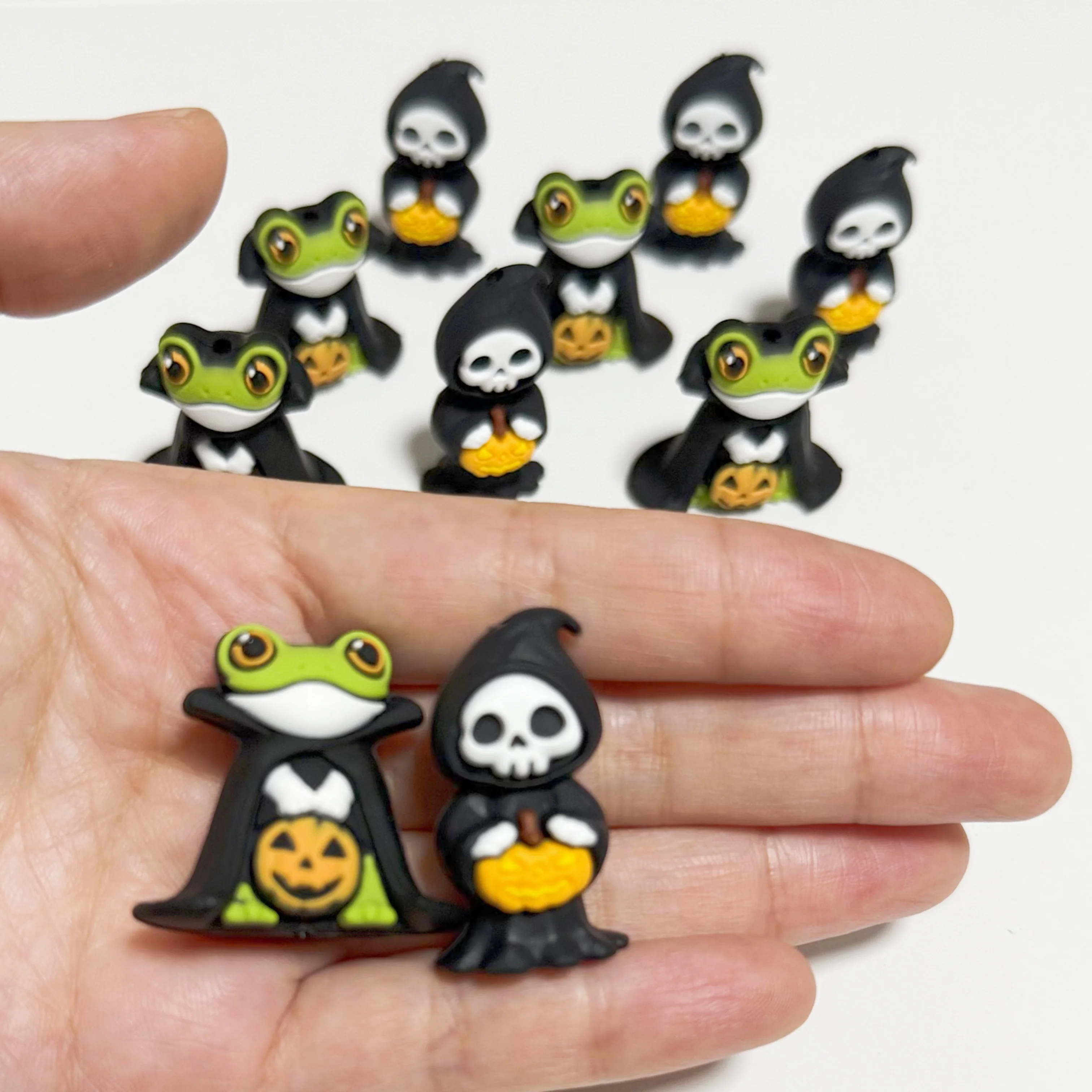 5Pcs Halloween 3D Silicone Focal Beads Grim Reaper Frog Pumpkin DIY Pen Pacifier Chain Keychain Jewelry Making Accessories
5Pcs Halloween 3D Silicone Focal Beads Grim Reaper Frog Pumpkin DIY Pen Pacifier Chain Keychain Jewelry Making Accessories