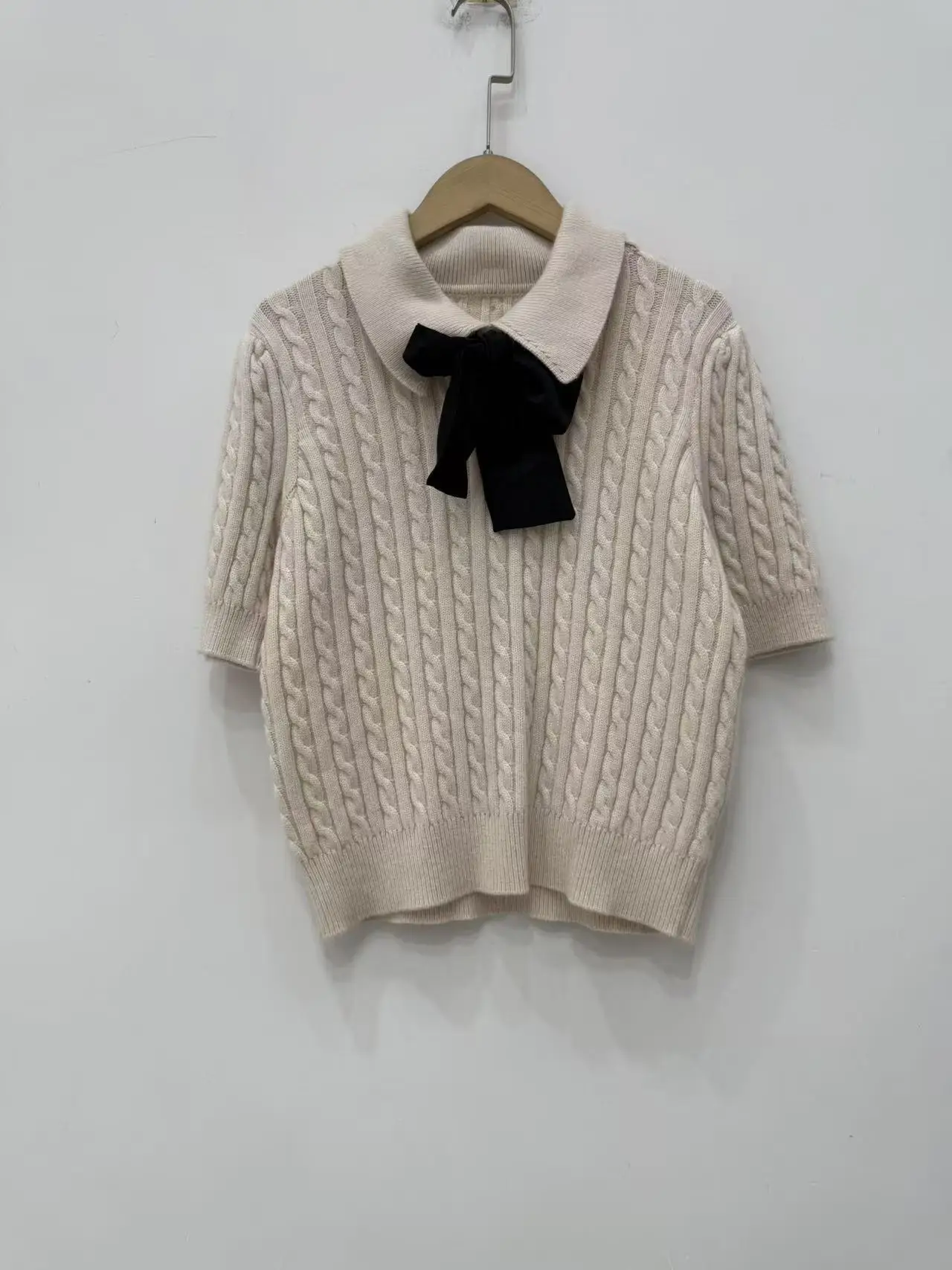 Fried Dough Twists Pattern Short Sleeve Sweater Color-Blocking bow POLO Collar Knit Top 2026 Spring
Fried Dough Twists Pattern Short Sleeve Sweater Color-Blocking bow POLO Collar Knit Top 2026 Spring