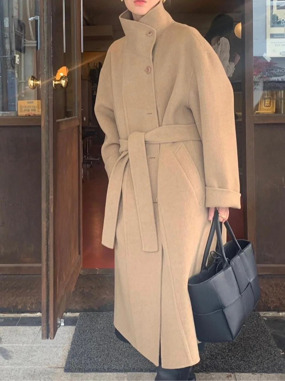 Autumn Winter Women's Slimming Long Sleeve Woolen Coat with Belt Retro Stand Collar Single Button Fastening Outerwear
Autumn Winter Women's Slimming Long Sleeve Woolen Coat with Belt Retro Stand Collar Single Button Fastening Outerwear
