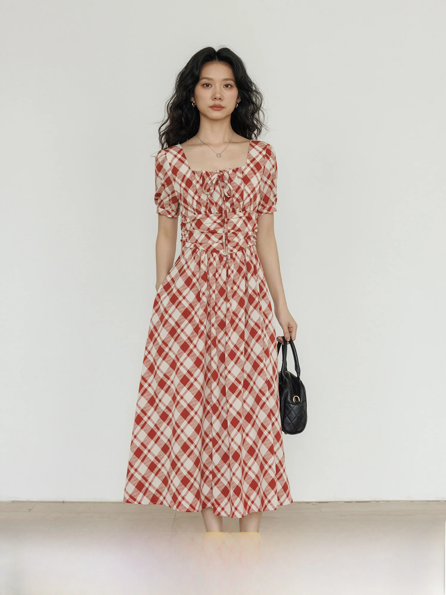Summer Slimming Bubble Sleeve Plaid Dress A-Line Skirt Women's Gentle Holiday Dress Square Collar New 2026 Long Dress
Summer Slimming Bubble Sleeve Plaid Dress A-Line Skirt Women's Gentle Holiday Dress Square Collar New 2026 Long Dress