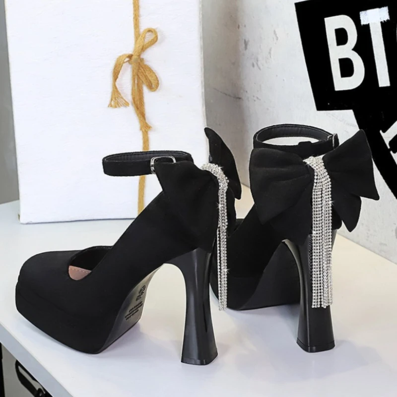 High Heels Women 2026 Summer New Fashion Suede Face Pointed Toe High Heel Sandals Bow One Word Buckle Thick Heel Women's Shoes
High Heels Women 2026 Summer New Fashion Suede Face Pointed Toe High Heel Sandals Bow One Word Buckle Thick Heel Women's Shoes