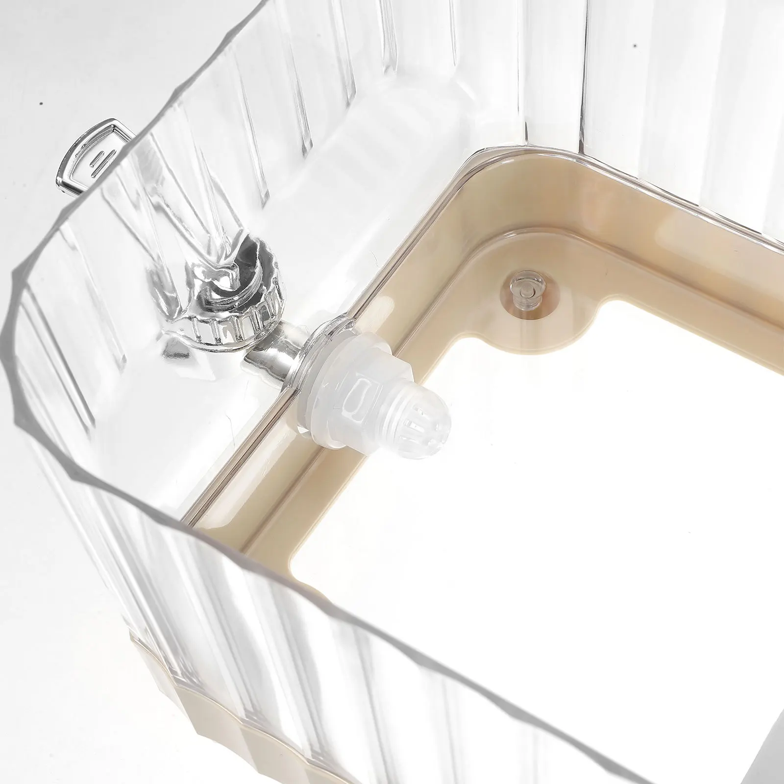 Диспенсер для напитков большой емкости 5300 мл для холодильника с краном, для дома, кемпинга, вечеринок, для сока, фруктов, чая
Диспенсер для напитков большой емкости 5300 мл для холодильника с краном, для дома, кемпинга, вечеринок, для сока, фруктов, чая