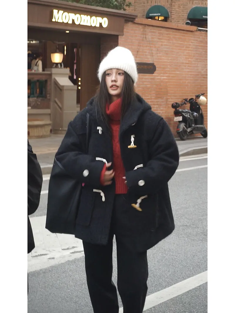 Новое женское пальто с капюшоном, длинное, на пуговицах, повседневное, свободного кроя, осенне-зимнее, простое, элегантное, модное, верхняя одежда
Новое женское пальто с капюшоном, длинное, на пуговицах, повседневное, свободного кроя, осенне-зимнее, простое, элегантное, модное, верхняя одежда