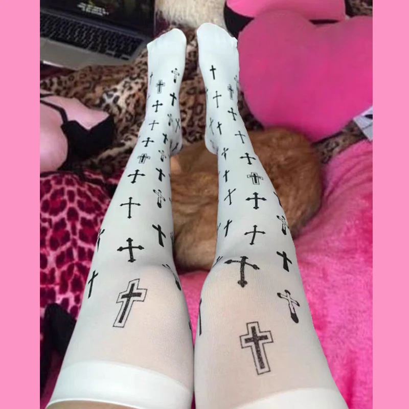 White graffiti cross print pantyhose retro 2000s Emo girl fetish Harajuku knee length socks Y2K cosplay cute socks Kawaii
White graffiti cross print pantyhose retro 2000s Emo girl fetish Harajuku knee length socks Y2K cosplay cute socks Kawaii