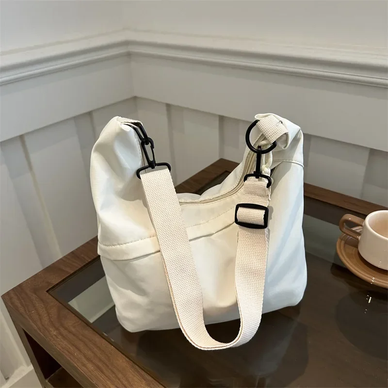Nylon cloth large-capacity fashion bag women's version versatile shoulder messenger tote bag
Nylon cloth large-capacity fashion bag women's version versatile shoulder messenger tote bag