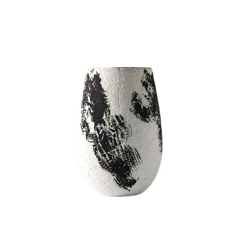 Simple hand-painted ink ceramic vase
Simple hand-painted ink ceramic vase