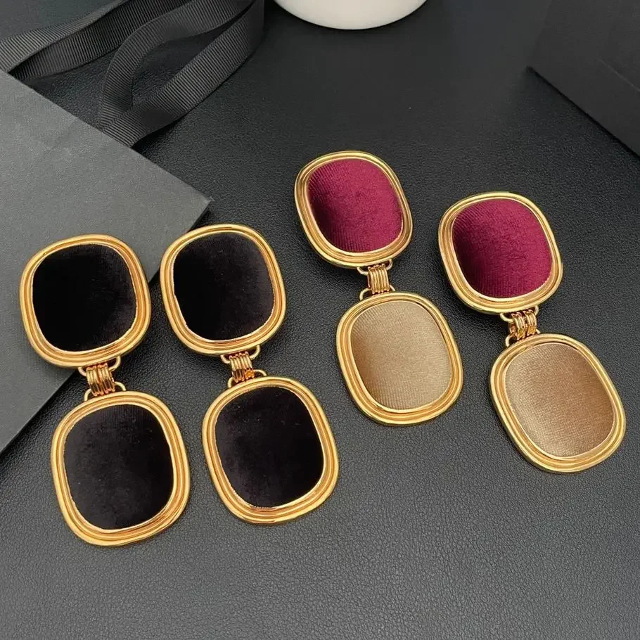 Fashion Designer Brand Black Wine Red Velvet Ear Clip Vintage Earring Women Charm Luxury Jewelry Party Trend
Fashion Designer Brand Black Wine Red Velvet Ear Clip Vintage Earring Women Charm Luxury Jewelry Party Trend