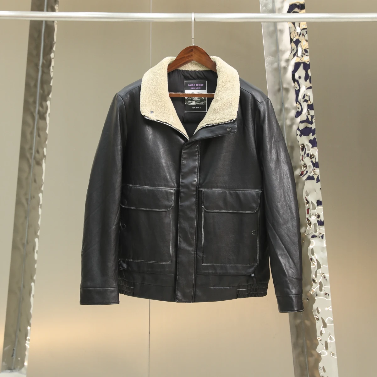 Теплый кожаный пуховик премиум-класса с воротником-стойкой для мужчин, модный городской стиль, полиэстер, наполнитель из пуха, ветрозащитный.
Теплый кожаный пуховик премиум-класса с воротником-стойкой для мужчин, модный городской стиль, полиэстер, наполнитель из пуха, ветрозащитный.