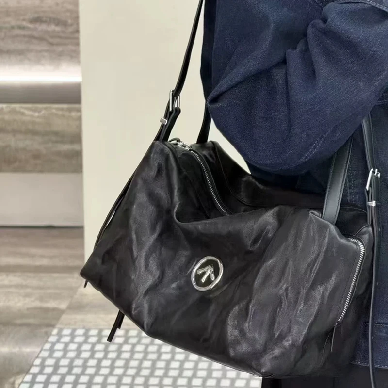 Summer new tote bag made of genuine leather large capacity single shoulder crossbody bag commuting pleated soft women's bag
Summer new tote bag made of genuine leather large capacity single shoulder crossbody bag commuting pleated soft women's bag