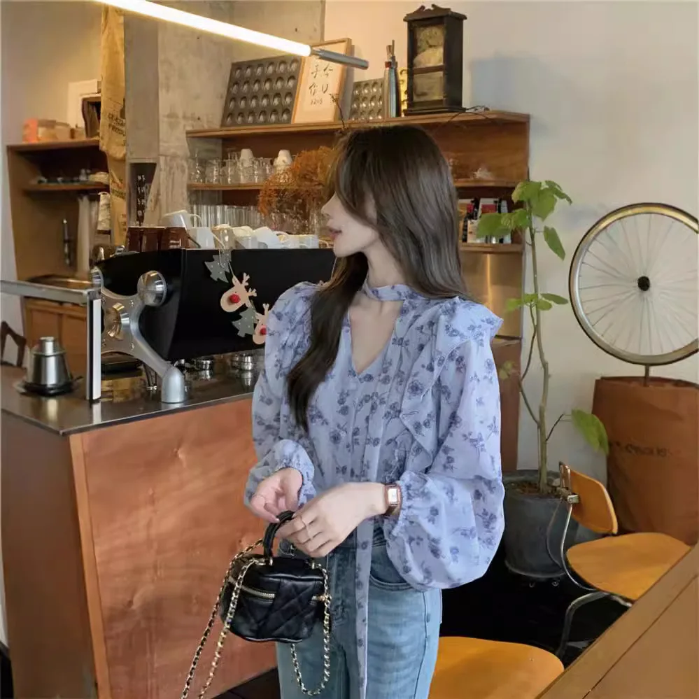 2026 New French Sweet V-neck Floral Shirt for Women Spring and Autumn Designed with Ruffle Edges Lace-up Lantern Sleeves Loose
2026 New French Sweet V-neck Floral Shirt for Women Spring and Autumn Designed with Ruffle Edges Lace-up Lantern Sleeves Loose