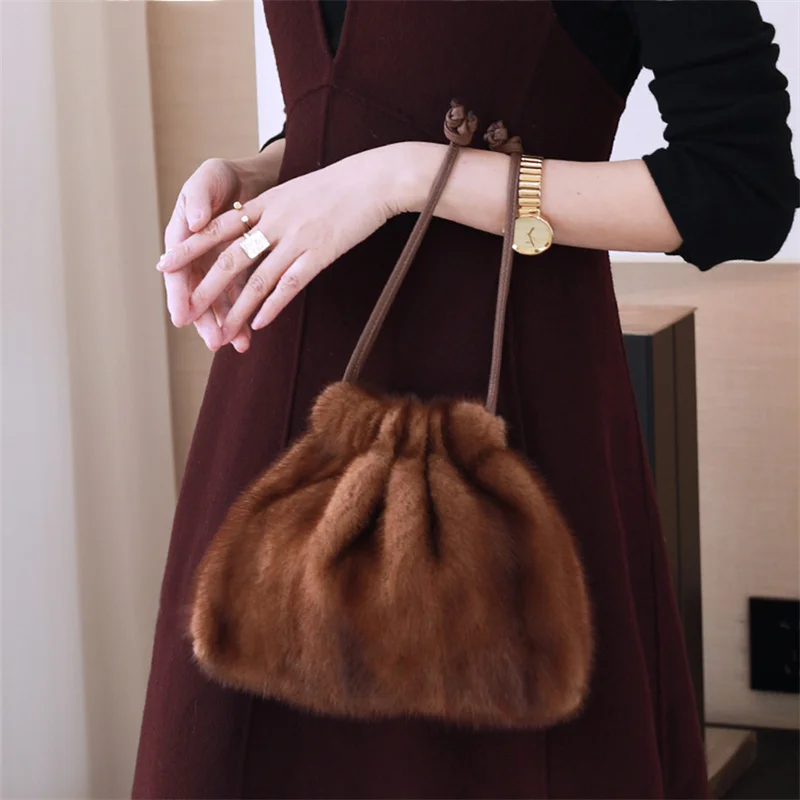 Autumn and Winter New Women's Fur Bag Mink Fur Fur Women's Bag Real Belt Handheld Bag Fashion One Shoulder Crossbody Bag
Autumn and Winter New Women's Fur Bag Mink Fur Fur Women's Bag Real Belt Handheld Bag Fashion One Shoulder Crossbody Bag