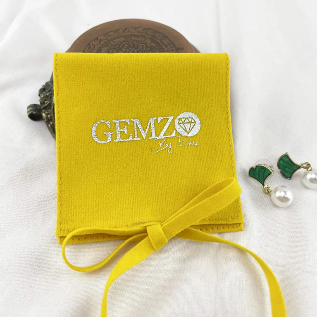 100pcs Custom Logo Jewelry Microfiber Triangle Snap Bag Baby Shower Gift Organizer Pouch Earrings Bracelet Necklace Keychain Box
100pcs Custom Logo Jewelry Microfiber Triangle Snap Bag Baby Shower Gift Organizer Pouch Earrings Bracelet Necklace Keychain Box