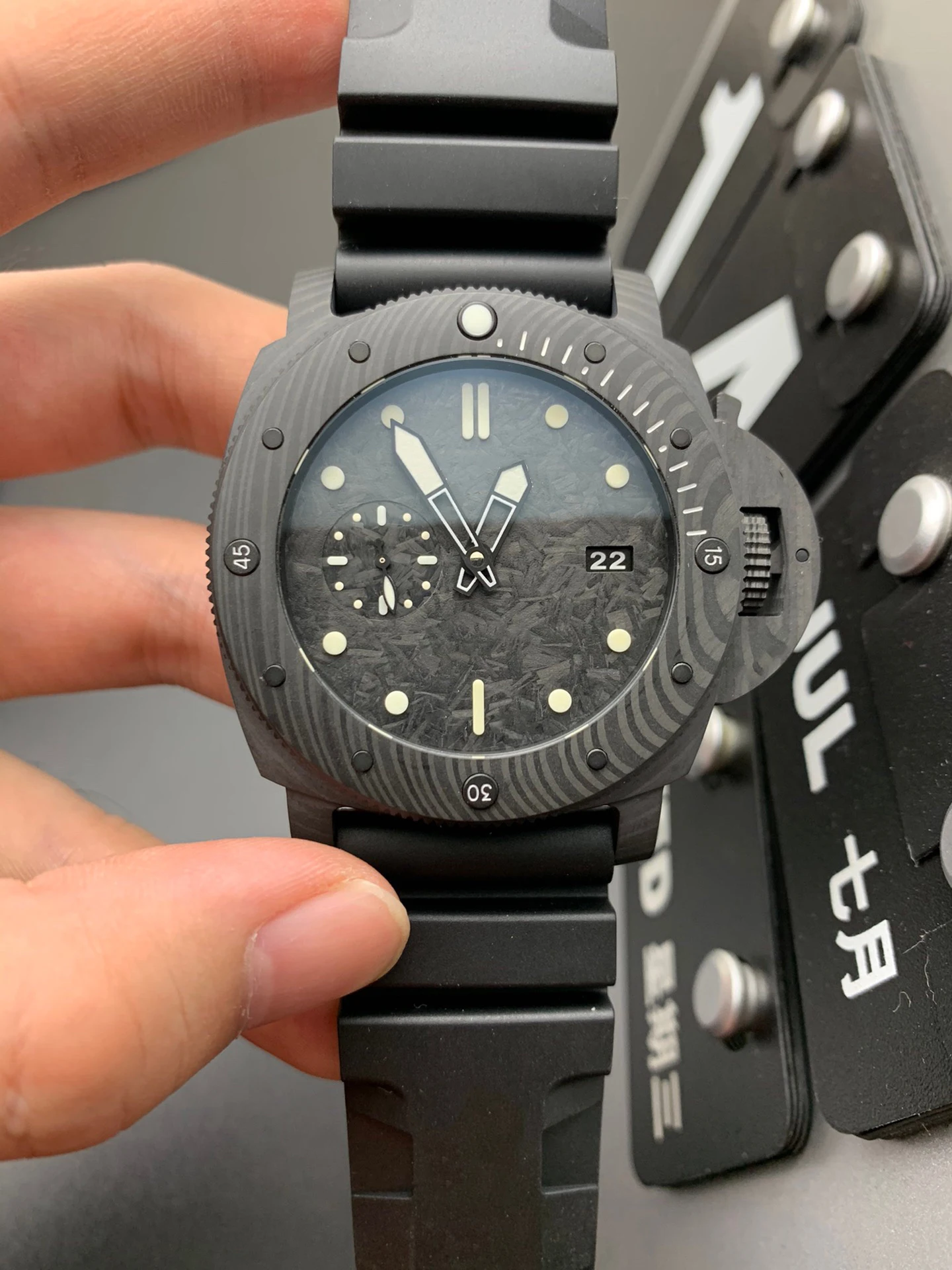 Customized watch, 47mm, sapphire glass mirror, customized integrated movement, rubber strap
Customized watch, 47mm, sapphire glass mirror, customized integrated movement, rubber strap