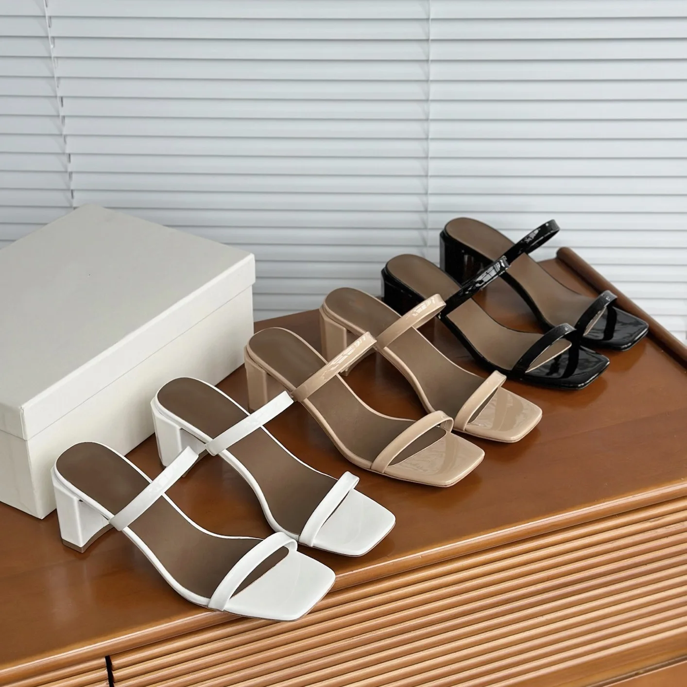 Dave&di French Minimalist Fashion Leather High Heels Shoes For Women Thick Heels With Exposed Toes Leather Sandals Slippers Shoe
Dave&di French Minimalist Fashion Leather High Heels Shoes For Women Thick Heels With Exposed Toes Leather Sandals Slippers Shoe