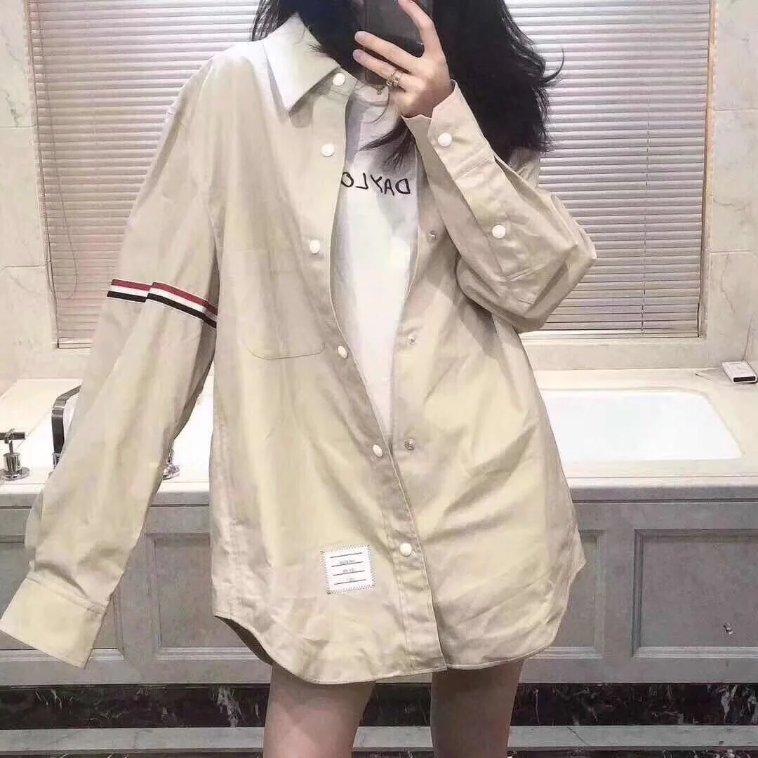 Рубашка Thombraden Khaki Black Sleeve Patch в повседневном стиле из нейлоновой ткани для мужчин и женщин, модель унисекс, свободный крой, для повседневной носки
Рубашка Thombraden Khaki Black Sleeve Patch в повседневном стиле из нейлоновой ткани для мужчин и женщин, модель унисекс, свободный крой, для повседневной носки