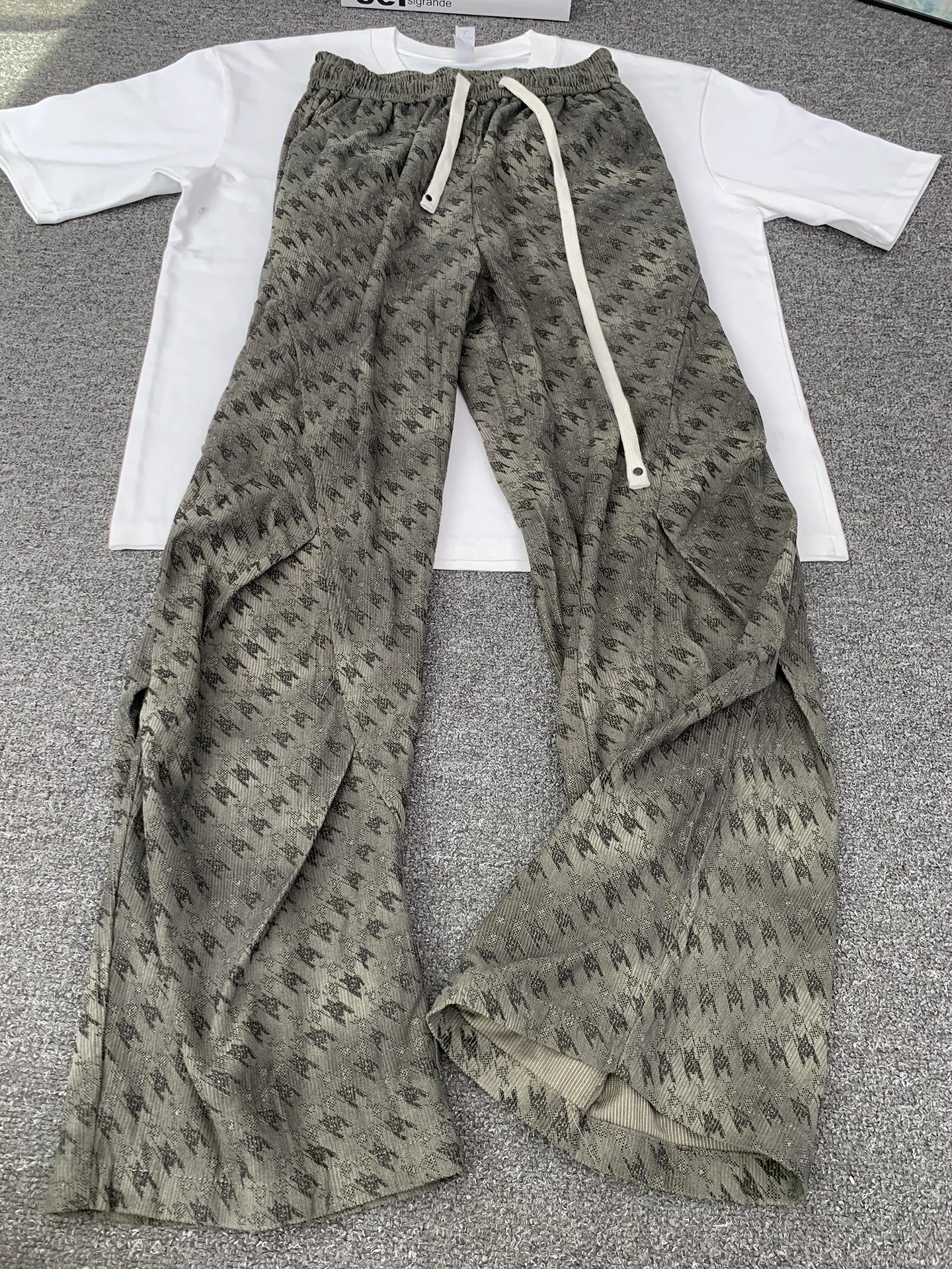 Мужские брюки-карго из вельвета цвета хаки, американского производства, с плиссировкой, прямые, широкие, струящиеся, осенние, повседневные
Мужские брюки-карго из вельвета цвета хаки, американского производства, с плиссировкой, прямые, широкие, струящиеся, осенние, повседневные