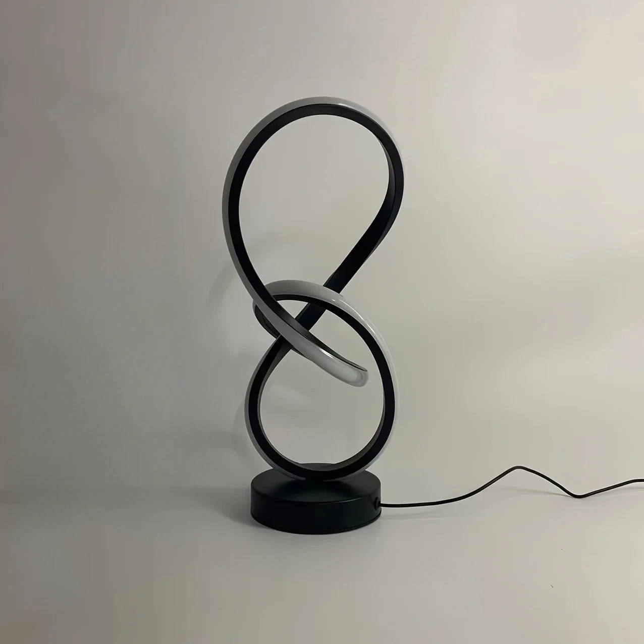 Sleek Black Artistic Metal Desk Lamp - Modern Ambience Lighting for Home Office, Study & Cozy Living Room Decor
Sleek Black Artistic Metal Desk Lamp - Modern Ambience Lighting for Home Office, Study & Cozy Living Room Decor