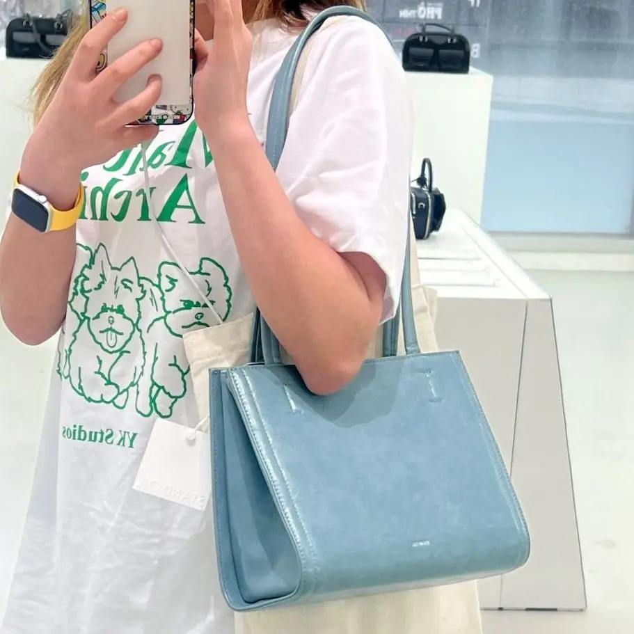 Fashionable Pu Leather Shoulder Bag for Women Perfect for Daily Commutes and Versatile Styling Commuting
Fashionable Pu Leather Shoulder Bag for Women Perfect for Daily Commutes and Versatile Styling Commuting
