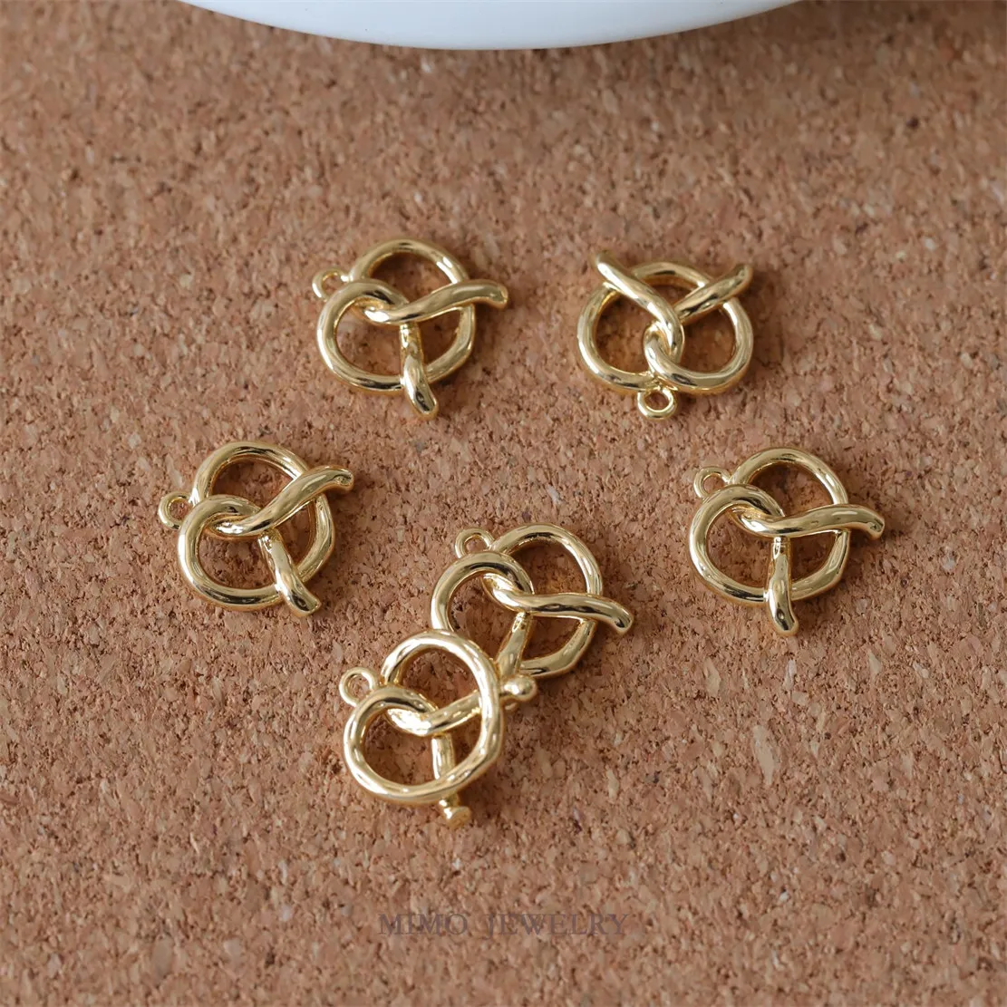 1PCS 12.8x12.7mm Copper-plated Real Gold Ins Style Good Morning Morning Alkaline Water Bread Pendant DIY Handmade Accessory
1PCS 12.8x12.7mm Copper-plated Real Gold Ins Style Good Morning Morning Alkaline Water Bread Pendant DIY Handmade Accessory