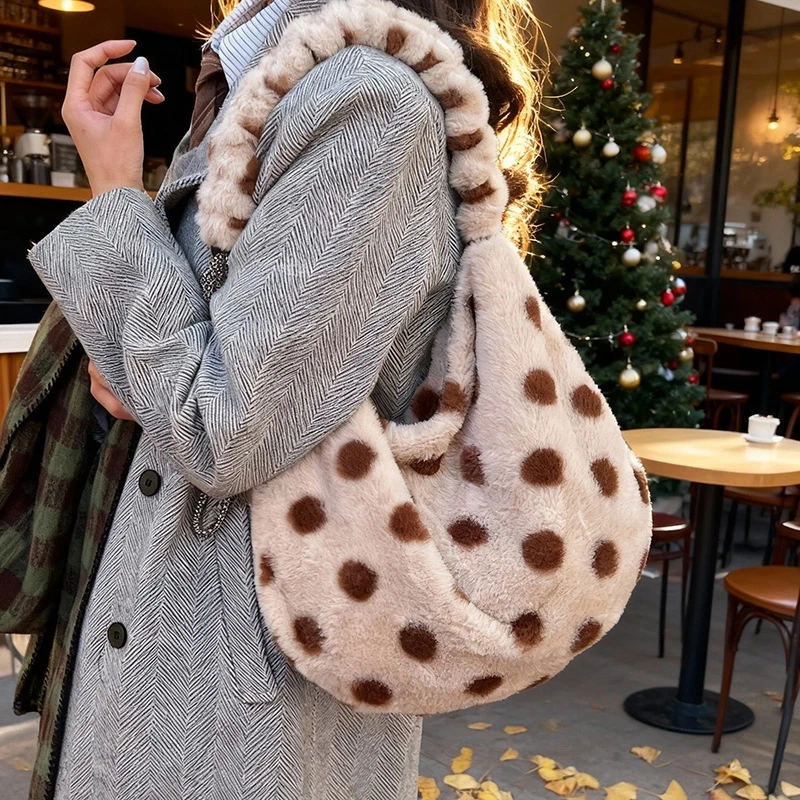 Плюшевая сумка через плечо в горошек, большая сумка через плечо под мышками, корейская зимняя сумка из искусственного меха для женщин, подростков, уютный рождественский подарок
Плюшевая сумка через плечо в горошек, большая сумка через плечо под мышками, корейская зимняя сумка из искусственного меха для женщин, подростков, уютный рождественский подарок