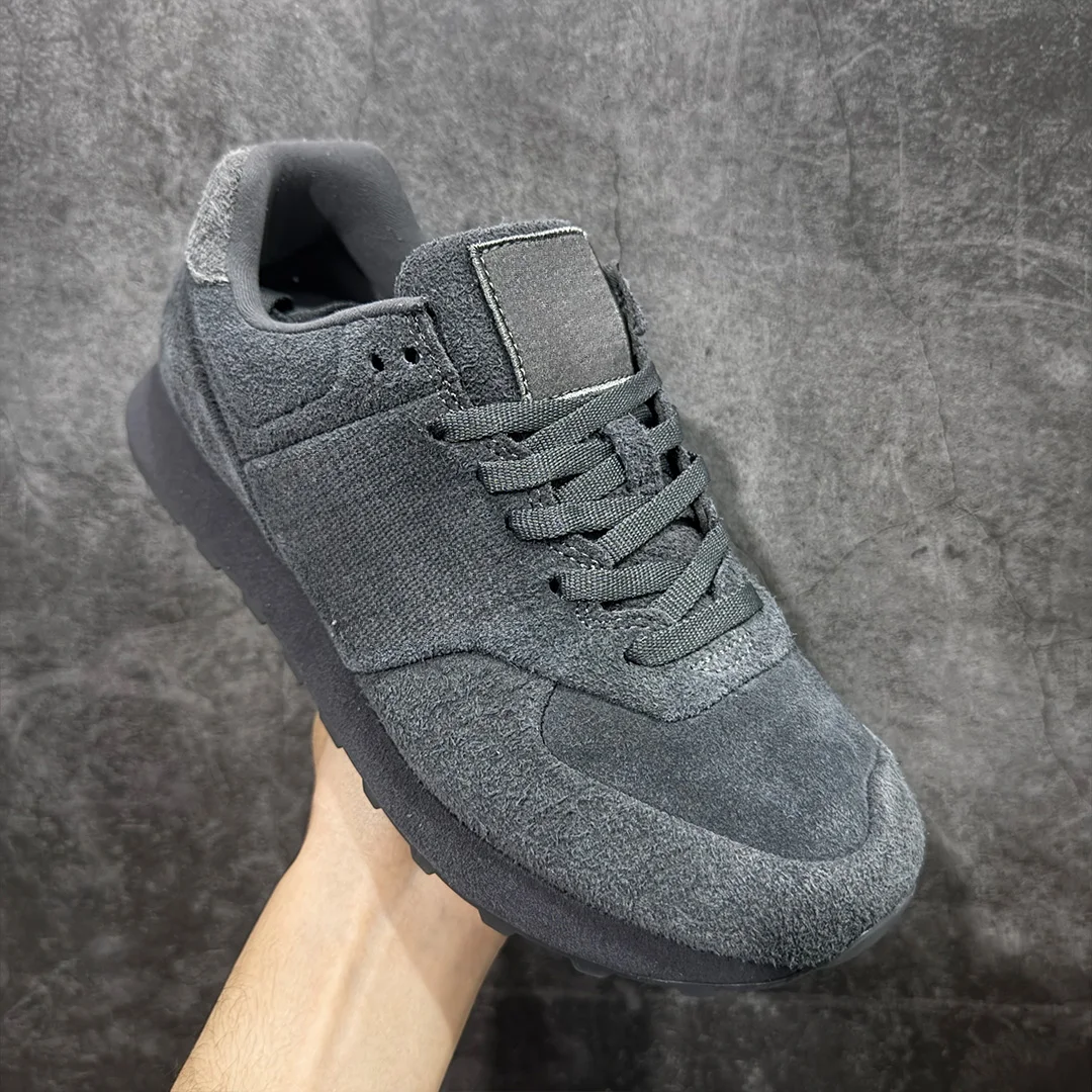 Повседневная обувь из нейтрального темно-серого флиса 2025, дизайн на шнуровке, контрастные детали, удобная подошва, модная и повседневная.
Повседневная обувь из нейтрального темно-серого флиса 2025, дизайн на шнуровке, контрастные детали, удобная подошва, модная и повседневная.