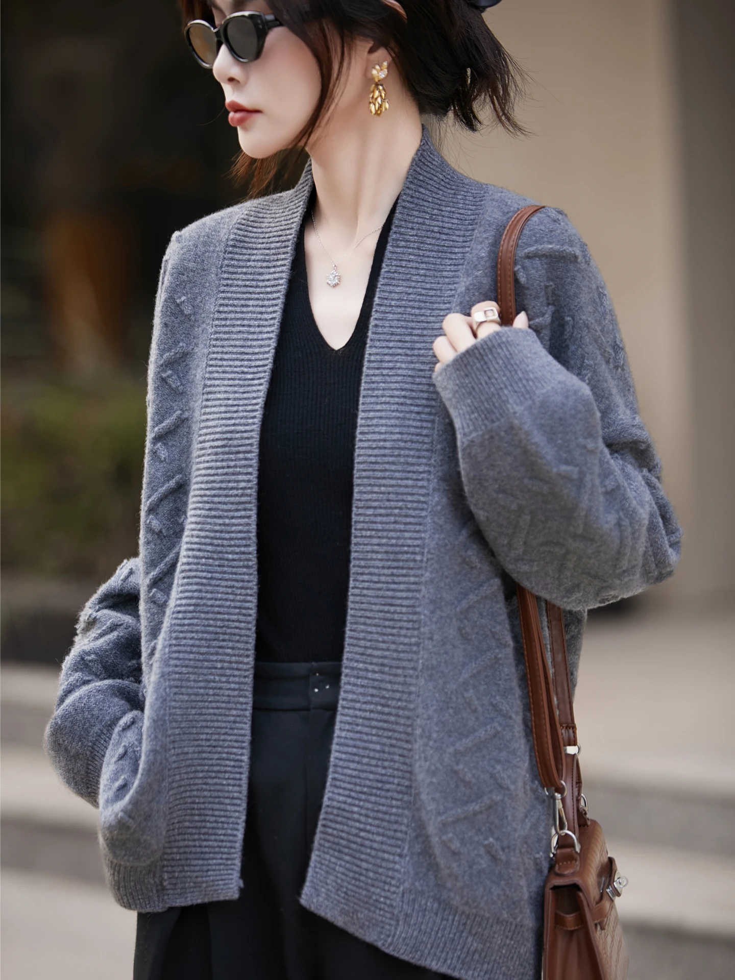 2025 Chic Women's Cardigan Coat 100% Merino Wool Knitwear Sweater Open Stitch Autumn Winter Comfort Loose Pure Wool Knit Tops
2025 Chic Women's Cardigan Coat 100% Merino Wool Knitwear Sweater Open Stitch Autumn Winter Comfort Loose Pure Wool Knit Tops