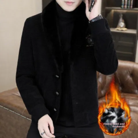 Новое мужское зимнее утепленное шерстяное пальто 2025 года с флисовой подкладкой, повседневное, приталенное, в корейском стиле, с воротником-стойкой, из искусственной кожи (PU)
Новое мужское зимнее утепленное шерстяное пальто 2025 года с флисовой подкладкой, повседневное, приталенное, в корейском стиле, с воротником-стойкой, из искусственной кожи (PU)