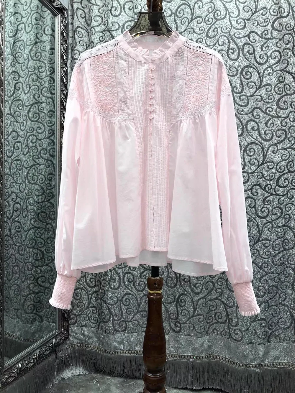 Top Quality New Cotton Blouse 2026 Spring Style Women Lace Embroidery Patchwork Long Sleeve Loose White Pink Shirt Blouse Female
Top Quality New Cotton Blouse 2026 Spring Style Women Lace Embroidery Patchwork Long Sleeve Loose White Pink Shirt Blouse Female