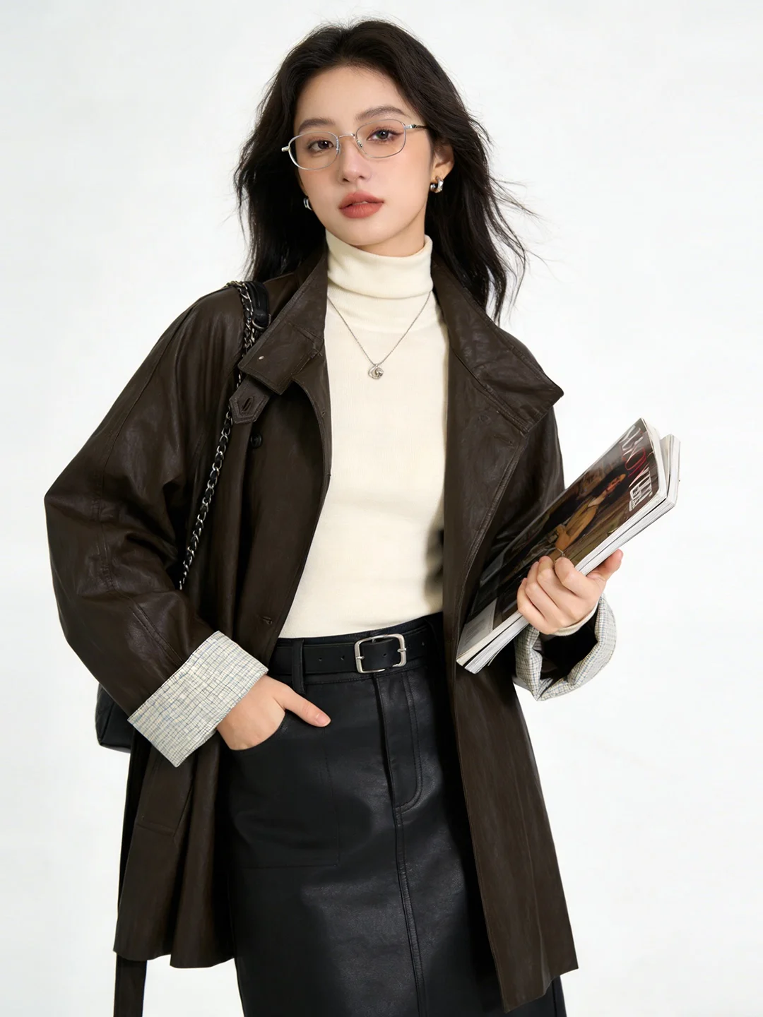 Ретро-корейское кожаное пальто средней длины с двубортным воротником-стойкой, в клетку, с контрастными вставками, приталенное, для женщин
Ретро-корейское кожаное пальто средней длины с двубортным воротником-стойкой, в клетку, с контрастными вставками, приталенное, для женщин