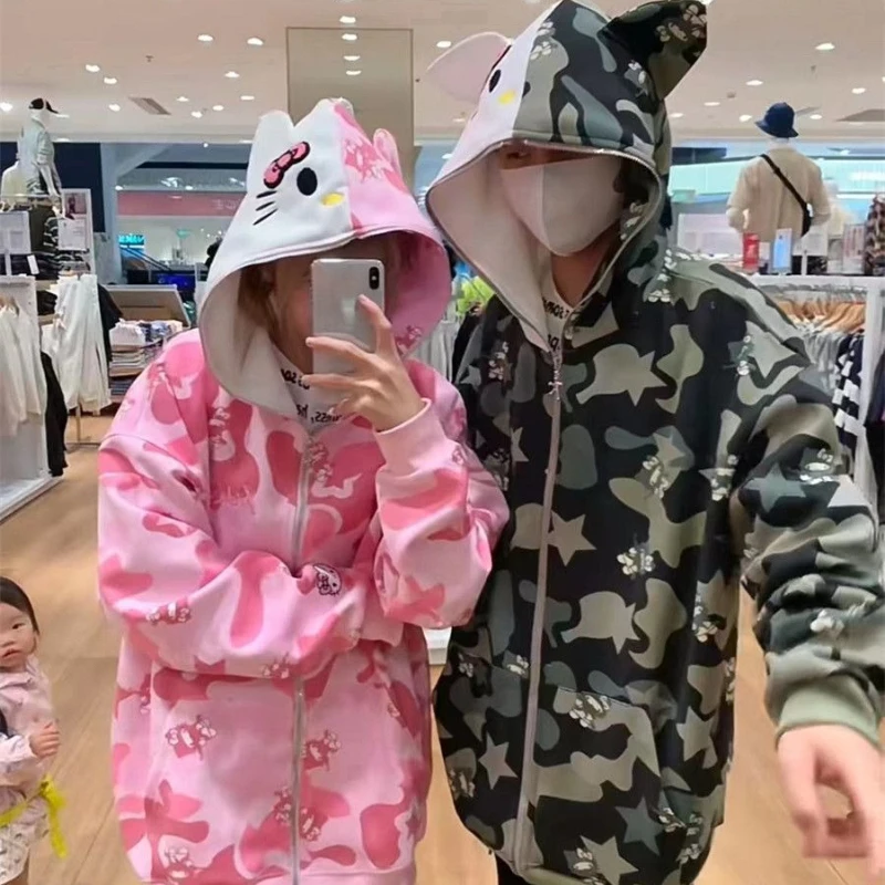 Модная толстовка на молнии с мультяшным принтом Sanrio Hello Kitty для пар, весенняя куртка в стиле Kawaii Anime Y2K, камуфляжный кардиган для пар, трендовый подарок
Модная толстовка на молнии с мультяшным принтом Sanrio Hello Kitty для пар, весенняя куртка в стиле Kawaii Anime Y2K, камуфляжный кардиган для пар, трендовый подарок