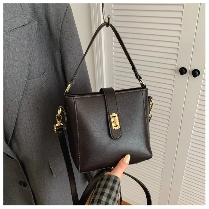 Casual Elegant Crossbody Handbag Women High End Leather Classic Paris Vintage Simple Trendy Bag
Casual Elegant Crossbody Handbag Women High End Leather Classic Paris Vintage Simple Trendy Bag