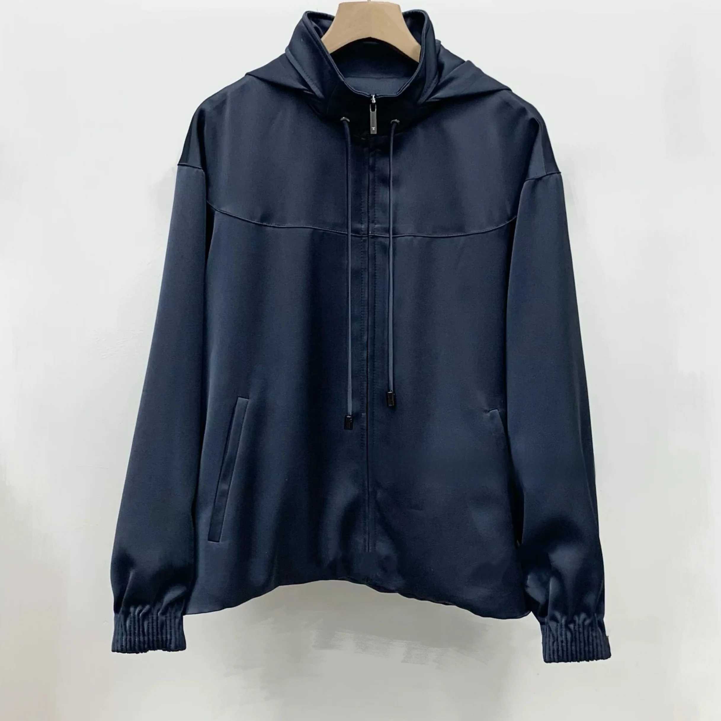 Куртка с капюшоном из лимонного сыра для похудения и шнурком для поездок на работу. Универсальная верхняя одежда, закрывающая талию. Длинная застежка-молния. 
Куртка с капюшоном из лимонного сыра для похудения и шнурком для поездок на работу. Универсальная верхняя одежда, закрывающая талию. Длинная застежка-молния.