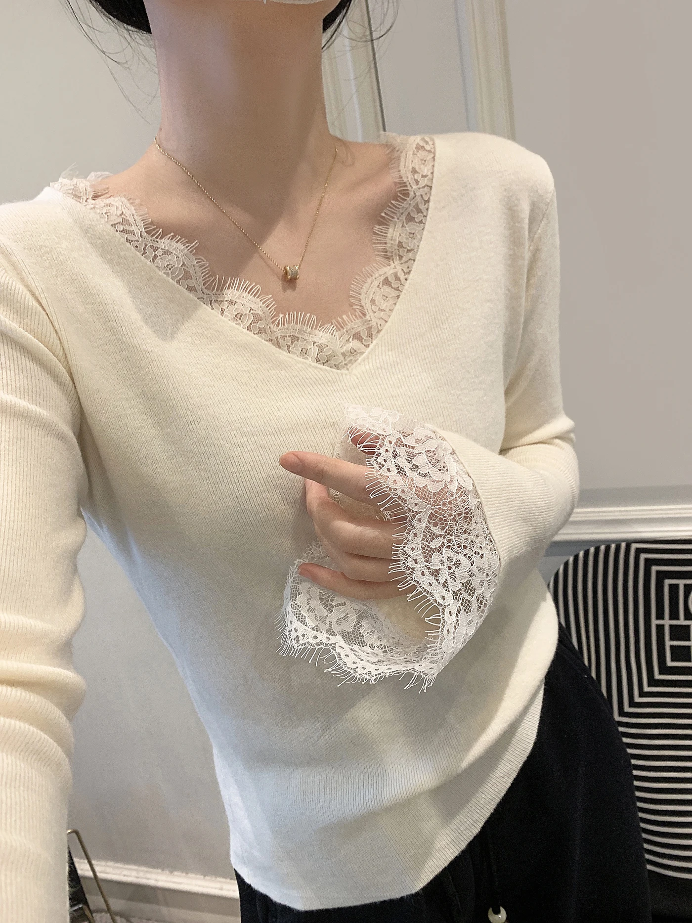 Women's Knitted Lace Patchwork V-Ne Bell Sve Base irt Korean Sle Soft Long Sve Breathable Casual Top
Women's Knitted Lace Patchwork V-Ne Bell Sve Base irt Korean Sle Soft Long Sve Breathable Casual Top