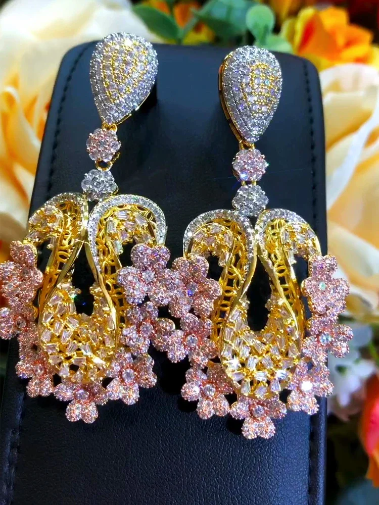 Soramoore Luxury gorgeous Full CZ Charms Pendant Earrings for Noble Women Bridal Wedding серьги 2021 тренд High Quality New
Soramoore Luxury gorgeous Full CZ Charms Pendant Earrings for Noble Women Bridal Wedding серьги 2021 тренд High Quality New