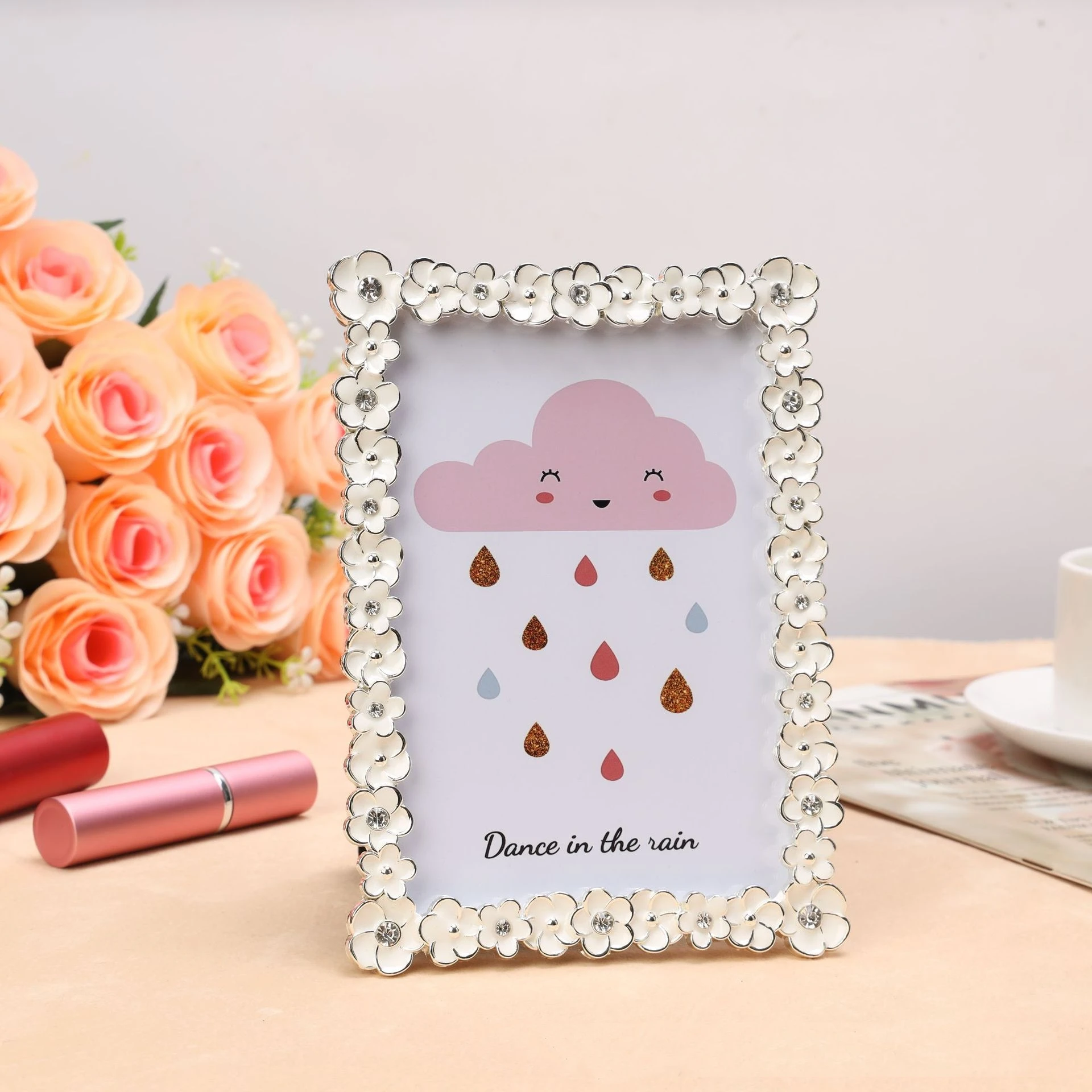 Metal Fashion Simple Metal Photo Frame Light And High Hardness Family Decoration
Metal Fashion Simple Metal Photo Frame Light And High Hardness Family Decoration