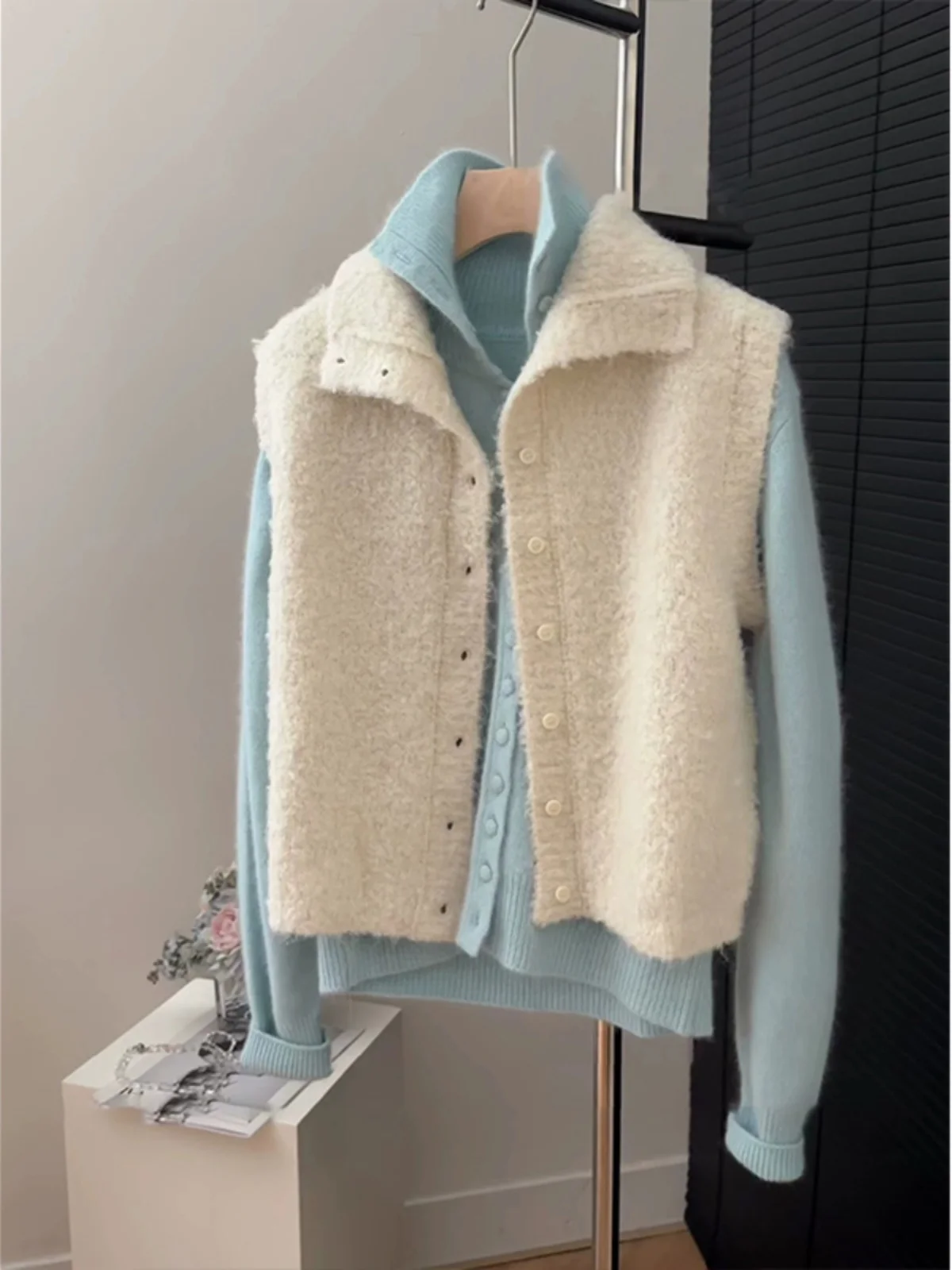 Шикарный вязаный жилет с высоким воротником на одной пуговице для женщин, весенне-осенняя повседневная верхняя одежда, пушистый жилет, модный дизайн, женская куртка
Шикарный вязаный жилет с высоким воротником на одной пуговице для женщин, весенне-осенняя повседневная верхняя одежда, пушистый жилет, модный дизайн, женская куртка