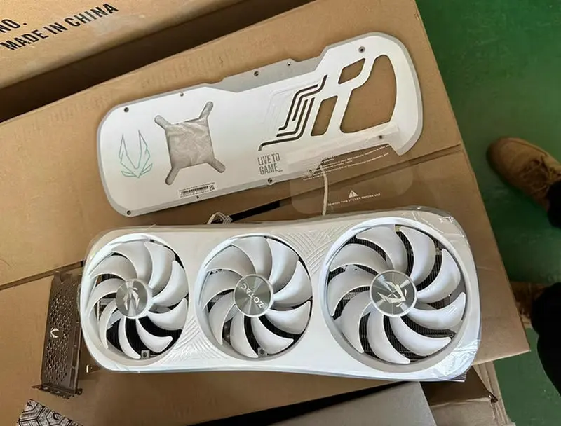 Оригинальный радиатор-кулер для видеокарты ZOTAC RTX4090D TrinityEX, белый с задней пластиной
Оригинальный радиатор-кулер для видеокарты ZOTAC RTX4090D TrinityEX, белый с задней пластиной