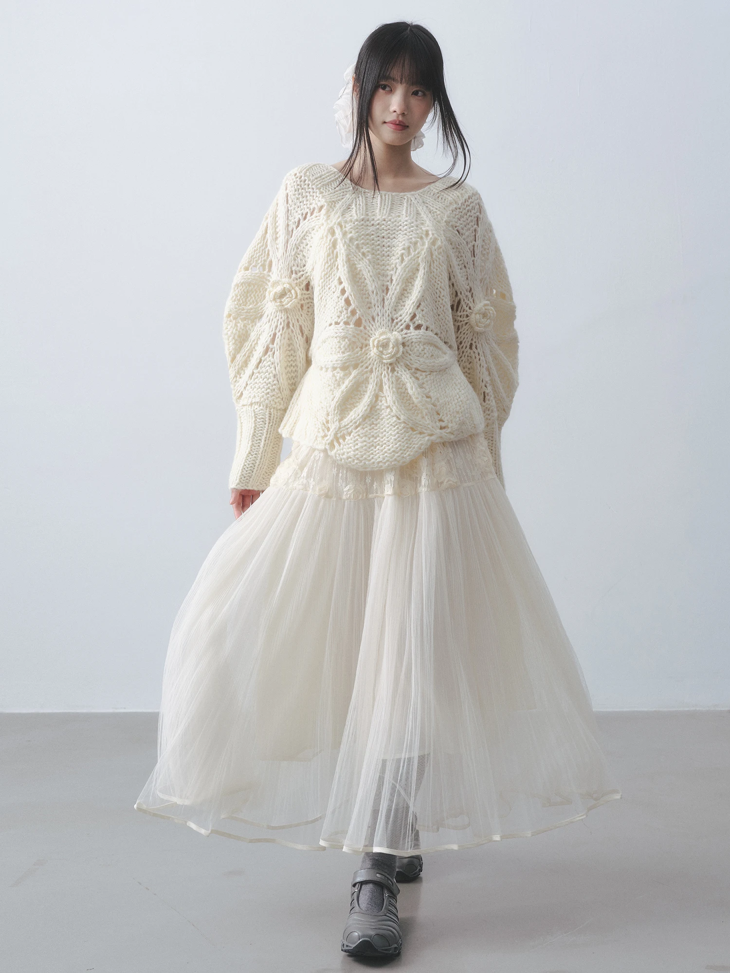 Нежная молочно-белая шелковая юбка Dirl с высокой талией, А-силуэта, с 3D цветочным декором, в стиле феи, для создания элегантного образа.
Нежная молочно-белая шелковая юбка Dirl с высокой талией, А-силуэта, с 3D цветочным декором, в стиле феи, для создания элегантного образа.