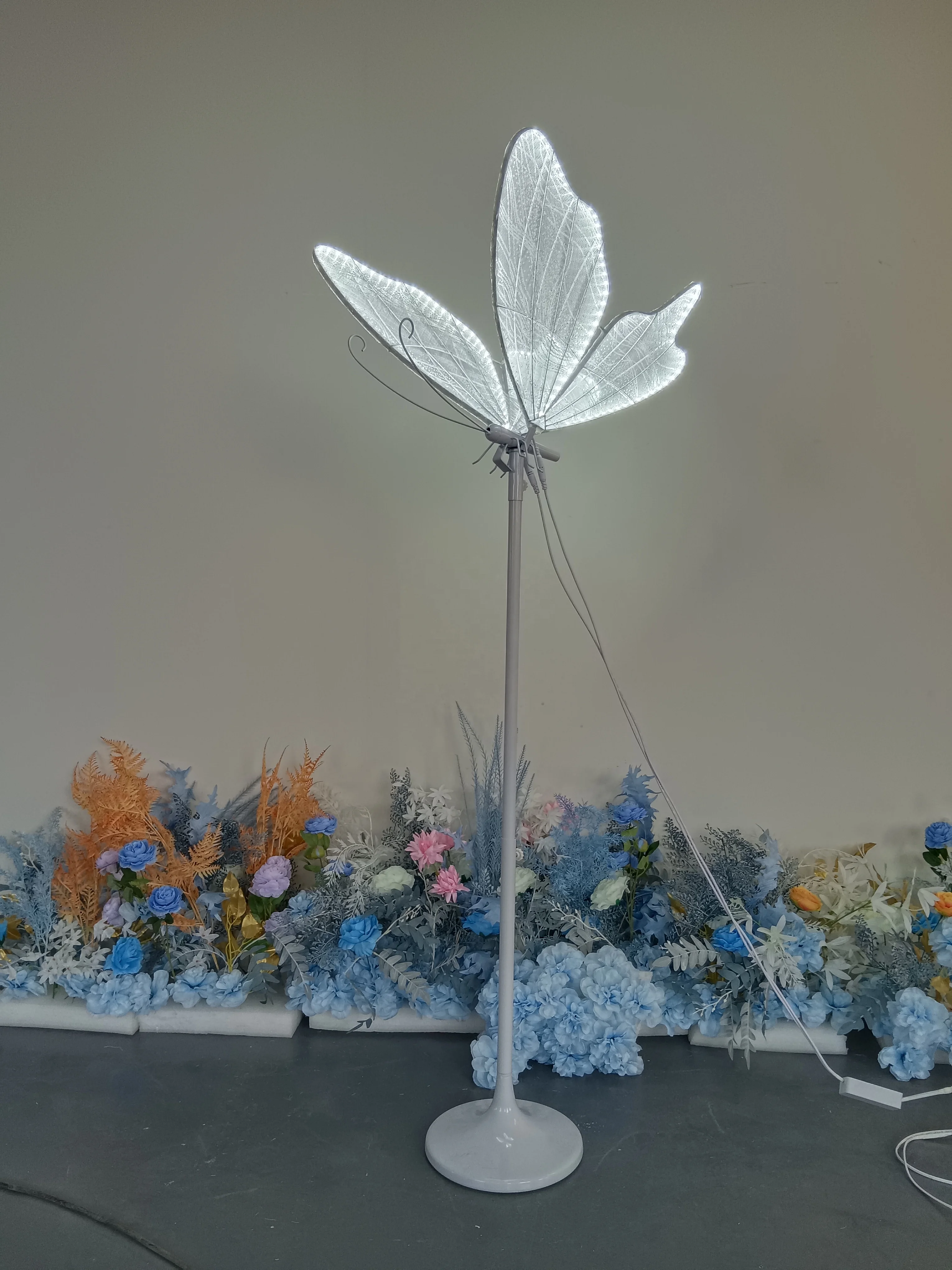 White and Yellow High-end LED Butterfly Wing with Gauze and Iron for Wedding and Christmas Party Decorations
White and Yellow High-end LED Butterfly Wing with Gauze and Iron for Wedding and Christmas Party Decorations