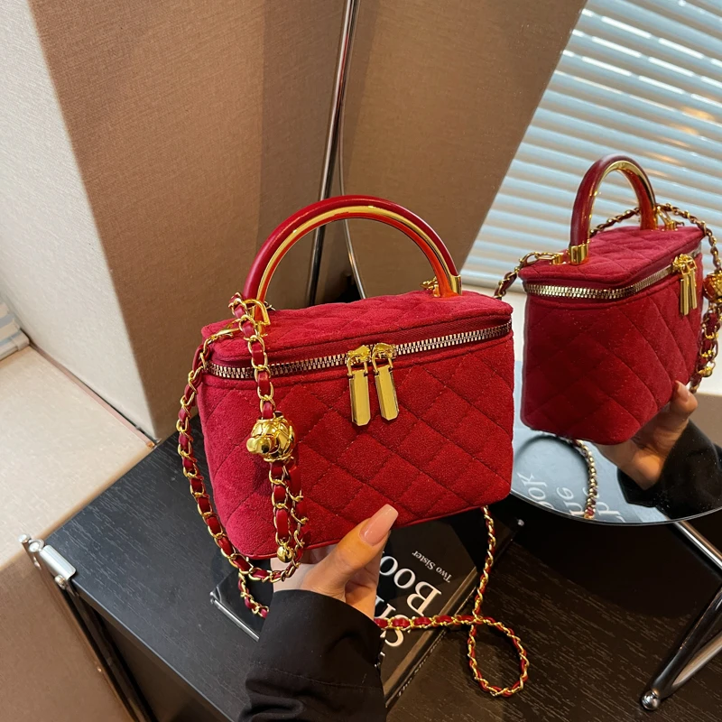 Fashionable Tote Bag For Women Made Of Leather Spacious And Sturdy Popular Classic Elegant By Famous Designer Brand
Fashionable Tote Bag For Women Made Of Leather Spacious And Sturdy Popular Classic Elegant By Famous Designer Brand